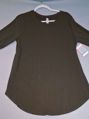Zenana Outfitters Olive Curved-Hem Long Sleeve Top